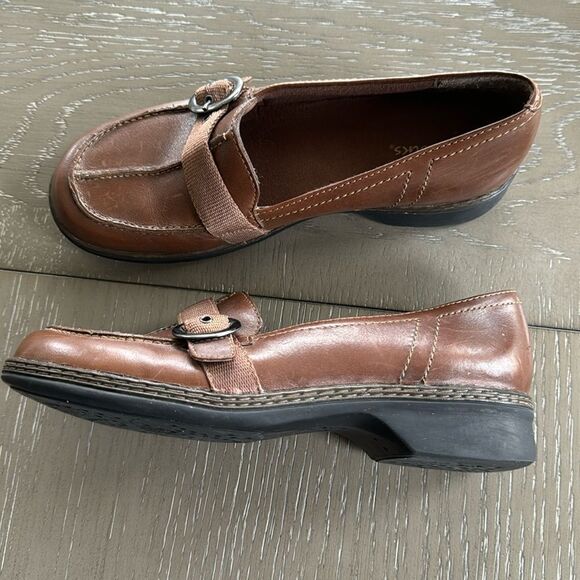 Clarks Women's Brown Leather Slip On Classic Loafers Strap & Buckle Size 6M - Picture 1 of 12